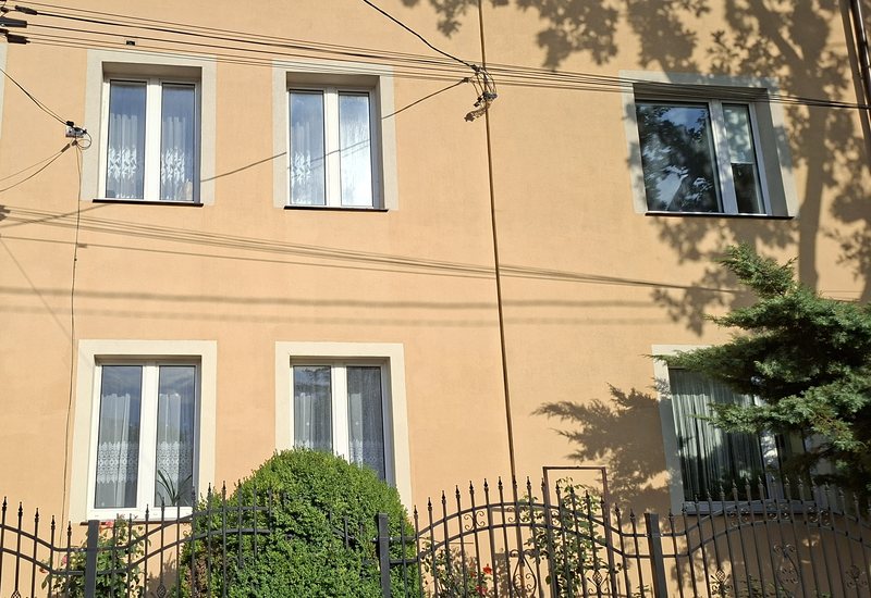 Umyta elewacja domu w Pruszkowie